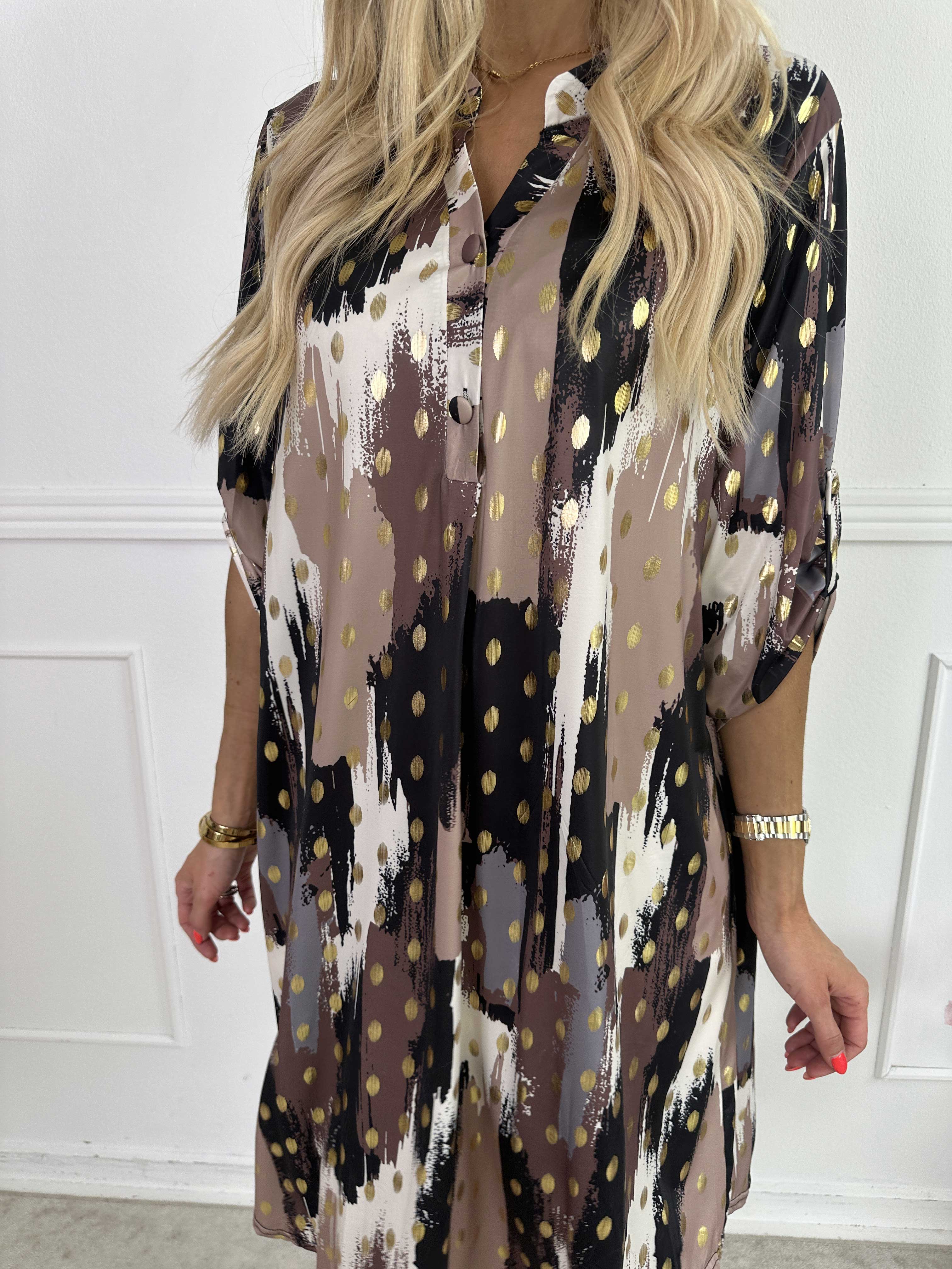 Ebba Paint Long - Elastisk flerfarvet kjole med guld dutter